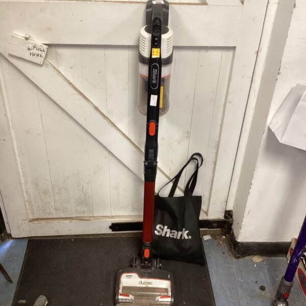 Shark Duo Cordless vacuum cleaner with accessories in working order