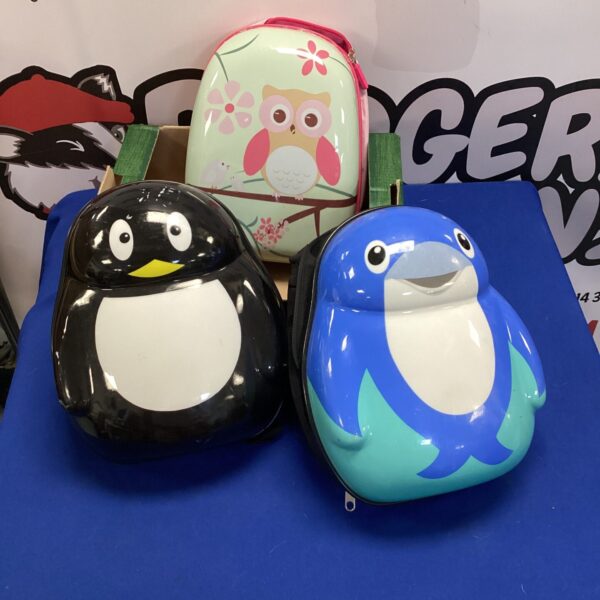 Kids’ hard case backpack featuring a penguin design.