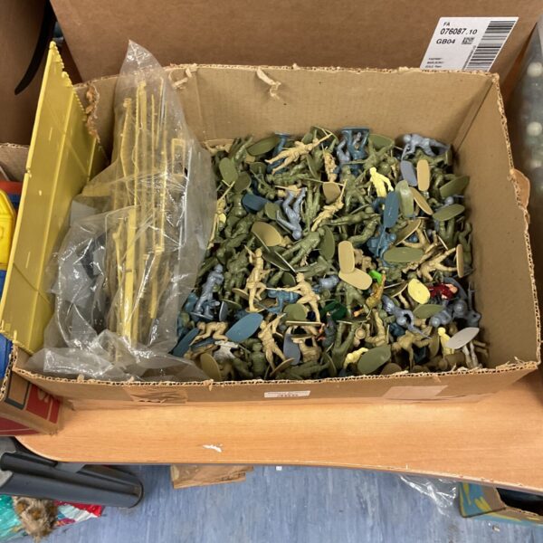 Large lot of vintage plastic toy soldiers and building components.
