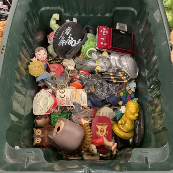 Mixed lot of vintage and character keyrings for collectors.