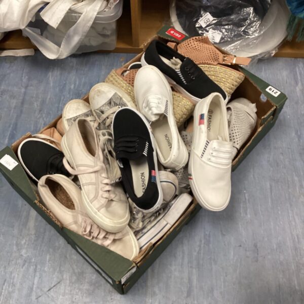 Mixed lot of used ladies shoes and pumps in a box.