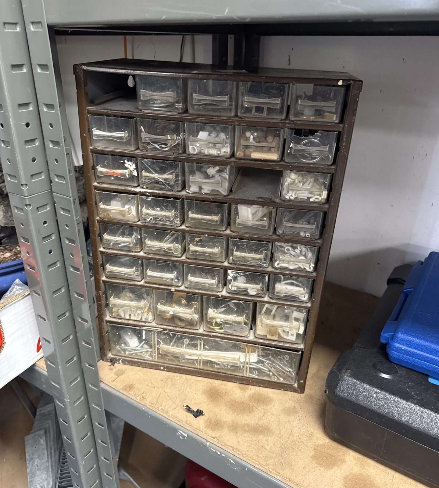 Engineers gubbins drawer unit with contents - missing two drawers