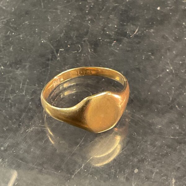 Vintage 9ct gold ring with oval band, size Q.