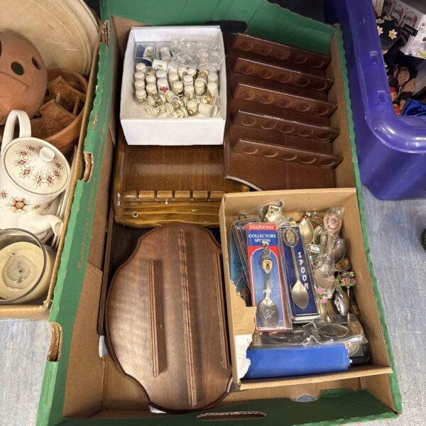 Vintage collectible spoons and thimbles presented in a mixed lot.