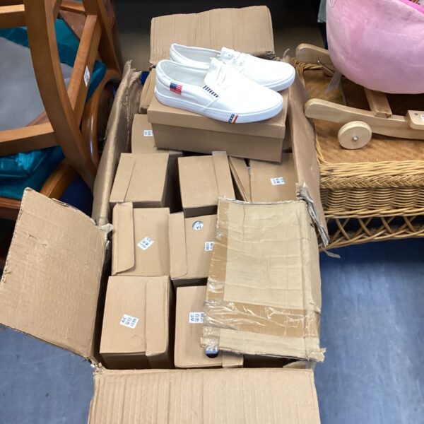 Boxed assortment of new Jianle trainers in various sizes.