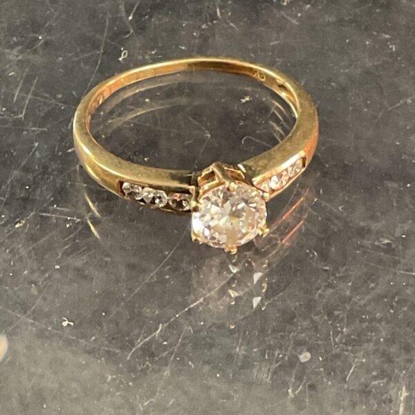 Sparkling 9ct gold ring with cubic zirconia stones, size P.