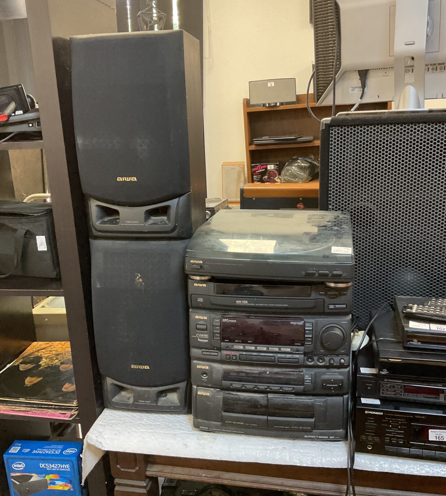 Aiwa hi-fi system with turntable, twin duct speakers and Z-VM280 CD stereo system