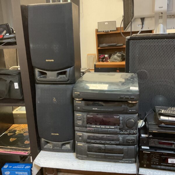 Aiwa hi-fi system with turntable, twin duct speakers and Z-VM280 CD stereo system