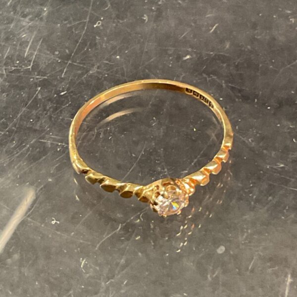 Elegant 9ct gold ring with a white stone, size O.