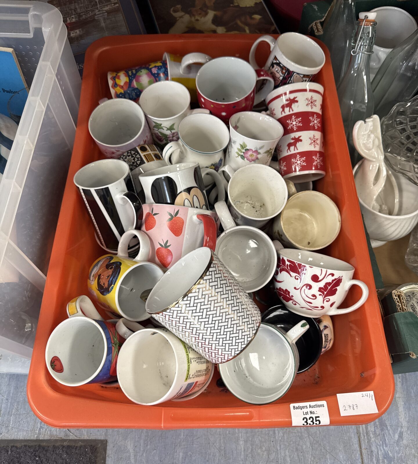 Tray of assorted mugs