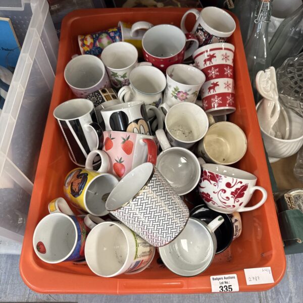 Tray of assorted mugs