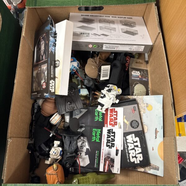 Tray of assorted Star Wars collectibles including a minion stormtrooper.