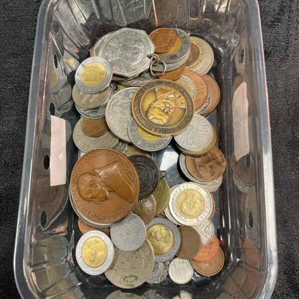 Tray of mixed vintage and collectible coins and medals.