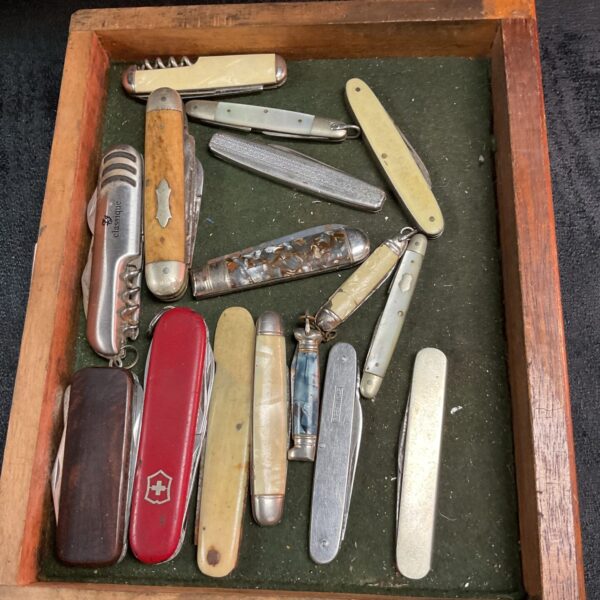 Tray of assorted vintage penknives, collectible antique pocket knives.
