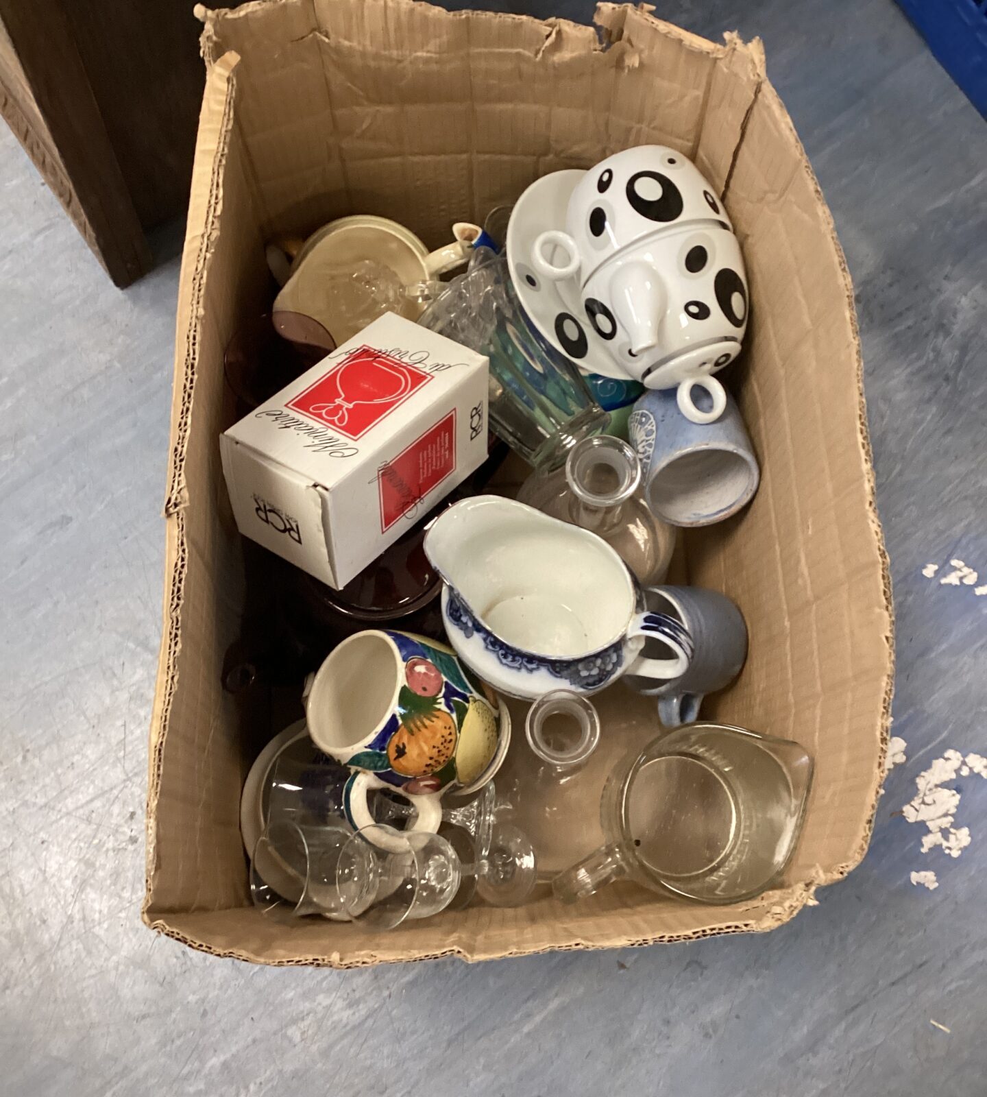Box of mixed kitchenware inc ugs, glasses& jugs
