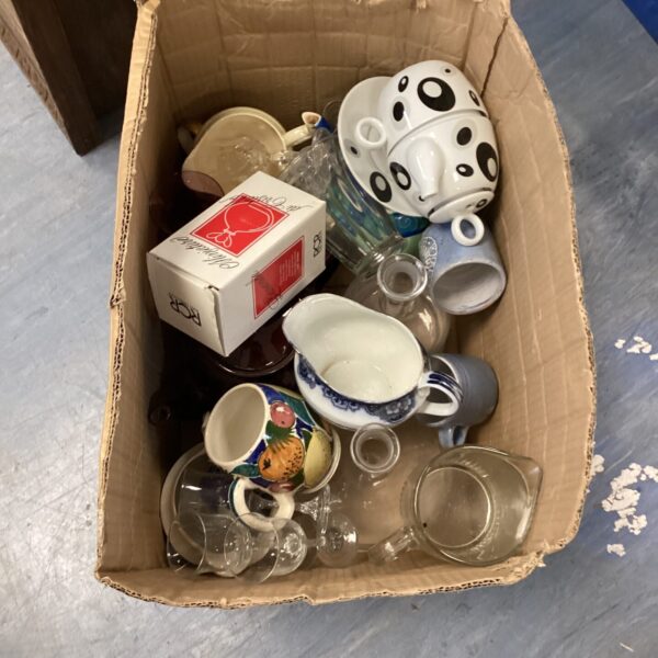 Box of mixed kitchenware inc ugs, glasses& jugs