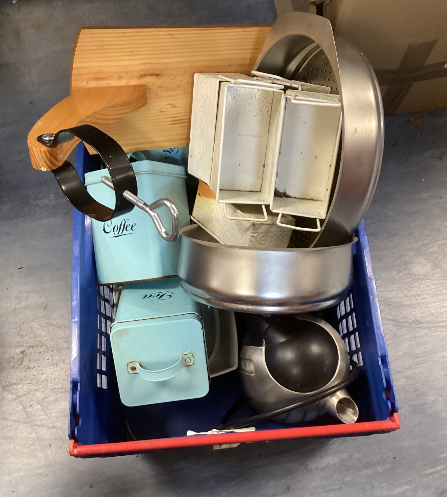 Box of mixed kitchenware inc Ham Holder