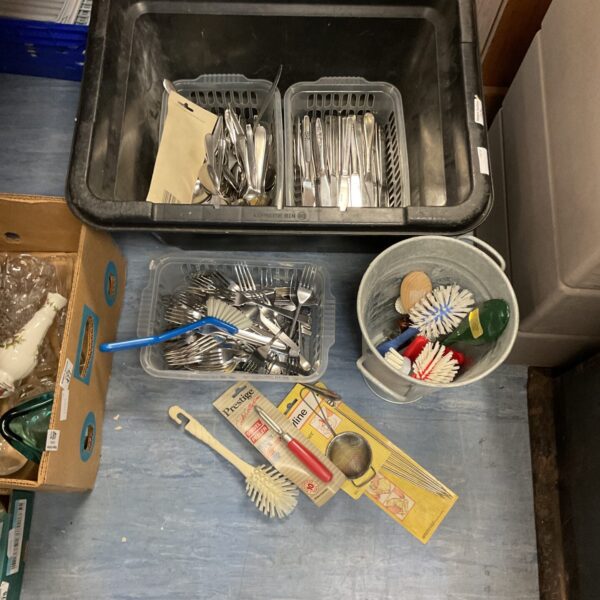Box of mixed kitchenware inc new and mixed cutlery