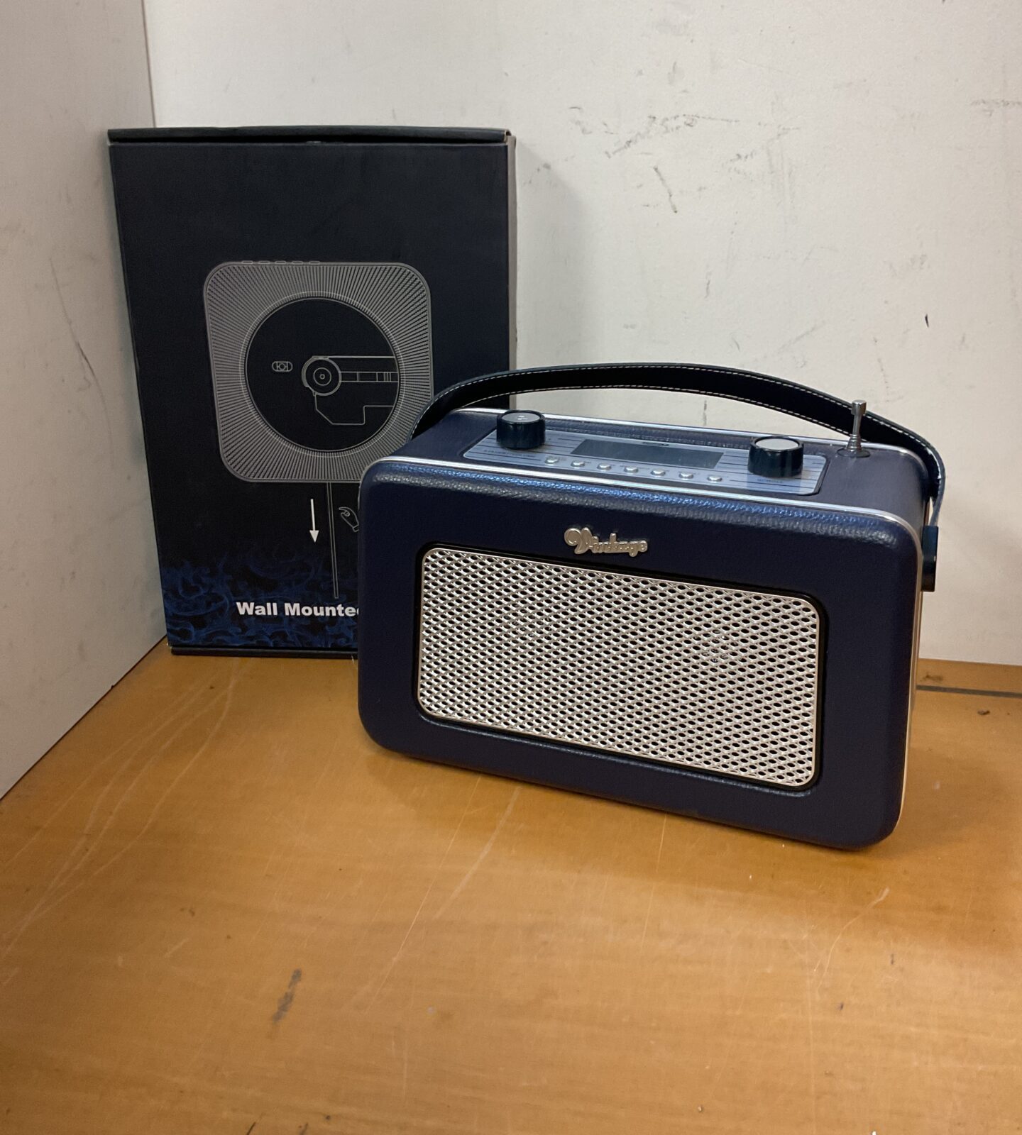Wall mounted cd player with zennox vintage radio