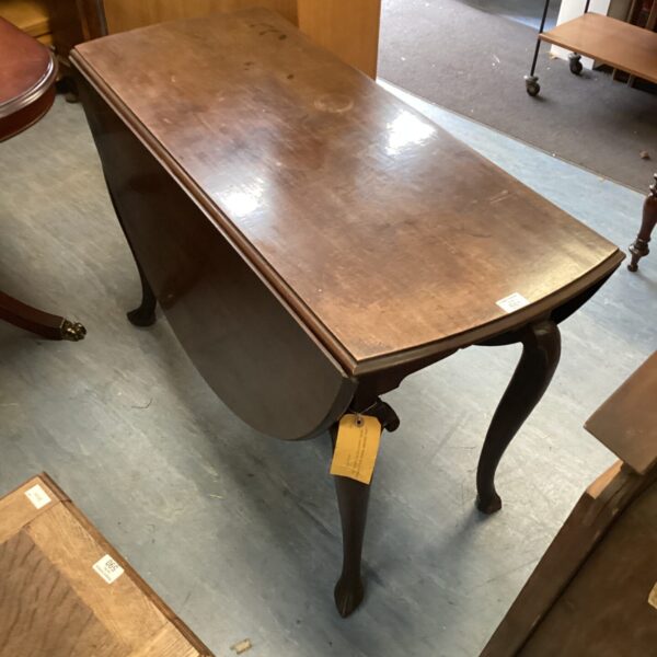 Vintage Chippendale oval drop leaf table with mahogany finish.