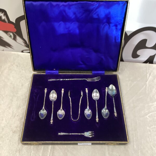 Vintage silverplate tea spoons in presentation case.