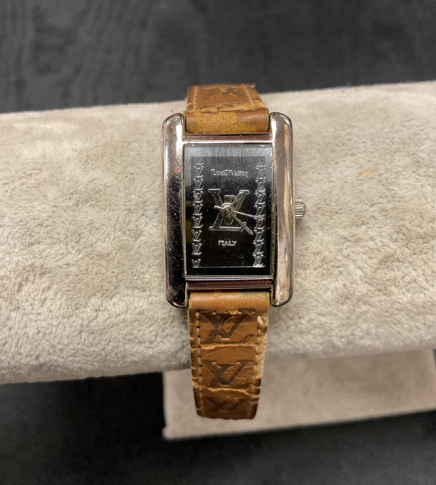 Louis Vuitton ladies quartz wristwatch working