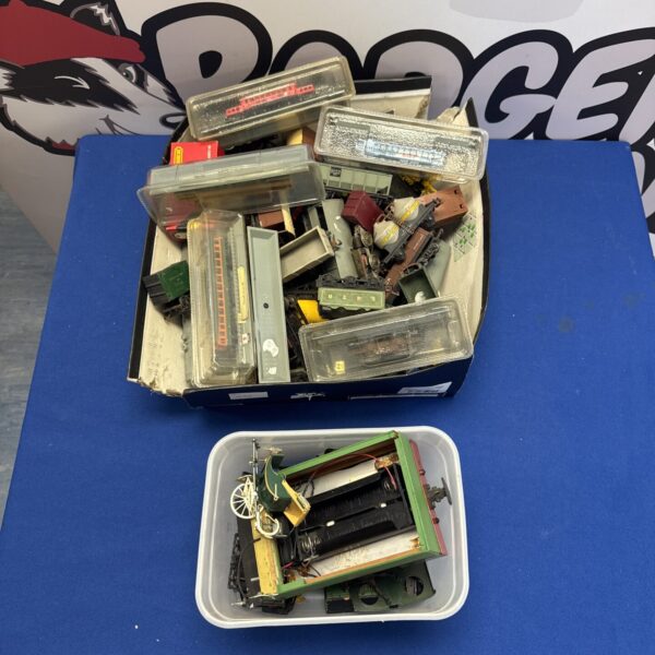 Vintage model railway items and Hornby parts in a mixed lot.