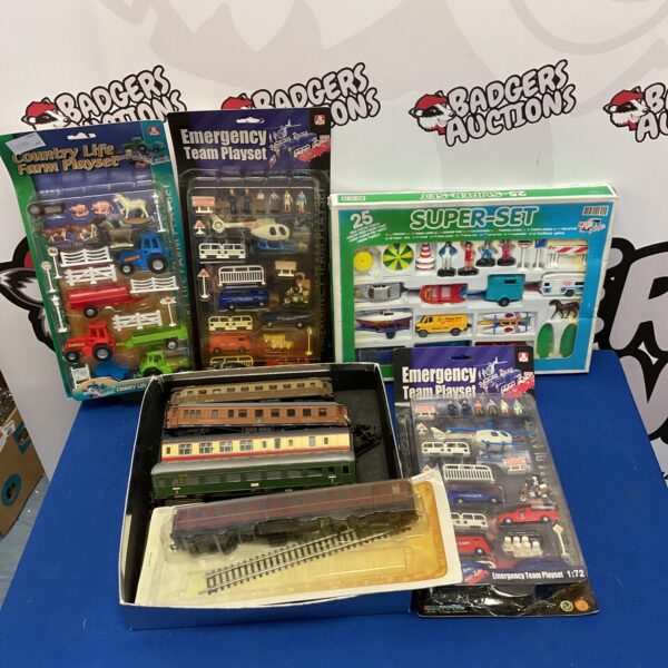 Tray of Hornby farm and city playsets for model railways.