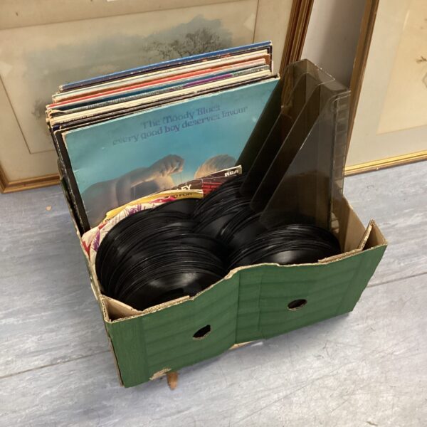 Tray of assorted 12” vinyl records & gramophone records