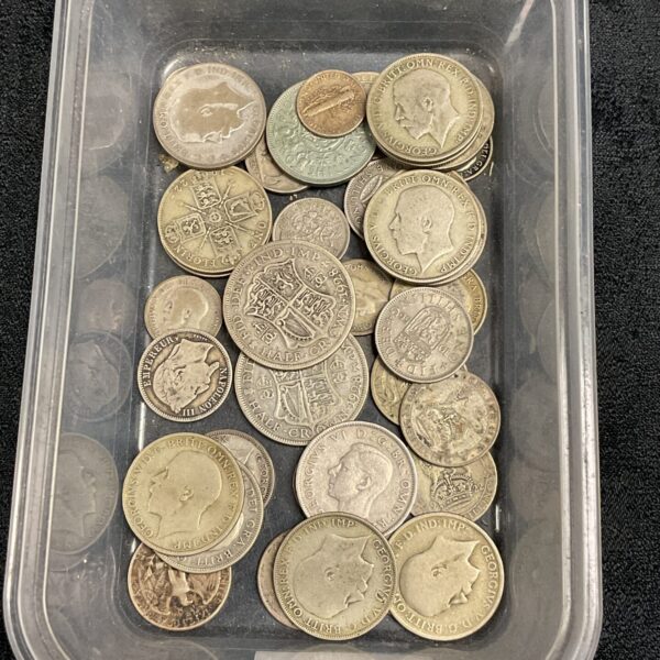 Tray of assorted silver and other vintage coins for collectors.