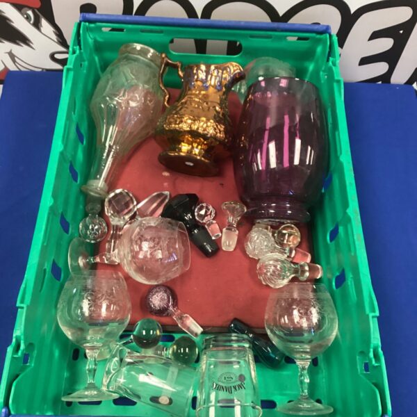 Assorted vintage glassware and decanter stoppers in a mixed lot.