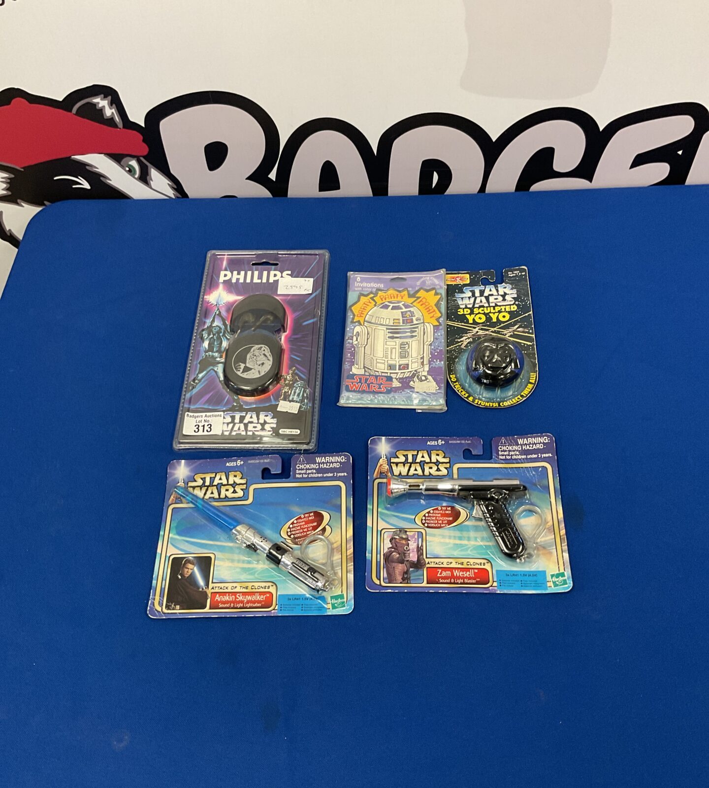 5 Star-Wars memorabilia items incl. Phillips Darth Vader earphones, yoyo, lightsaber and pistol