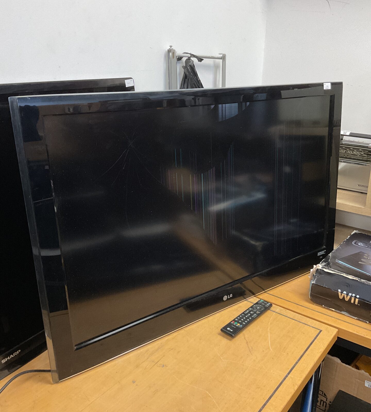 Lg 50” hd tv with remote (powers on but screen cracked)
