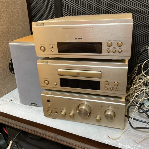Vintage Denon hifi amplifier system, classic audio equipment.