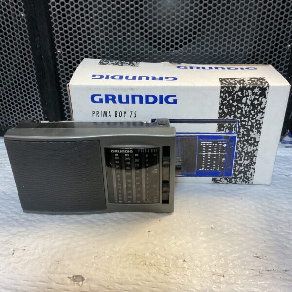 Vintage Grundig Prima Boy 75 radio in good condition.