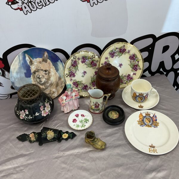 Mixed lot of Royal Doulton collectables including vintage figurines and china.