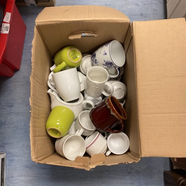 Box of mugs including colroll