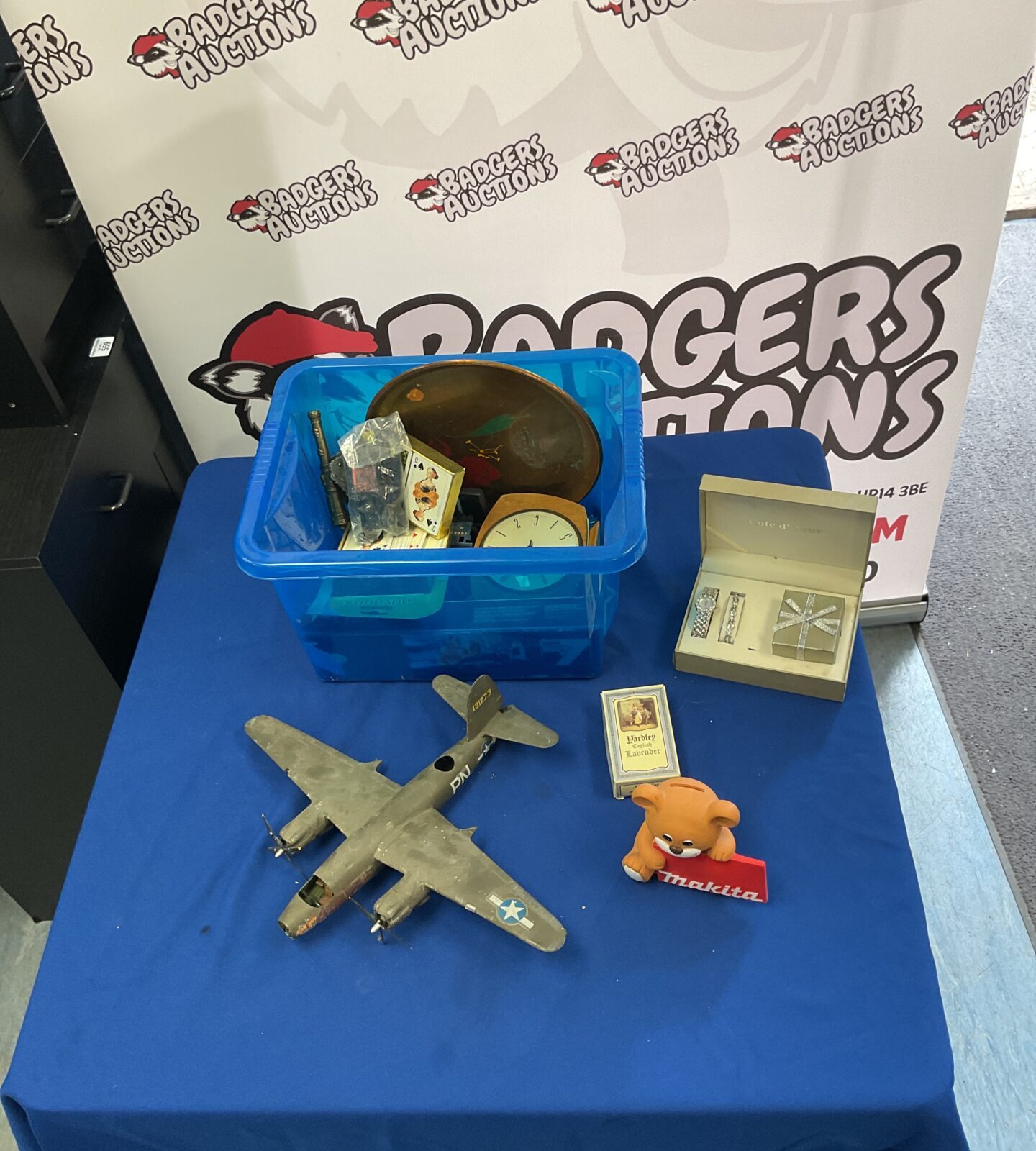 Mixed box incl. cote d’azur jewellery set, model plane, makita bear piggy bank