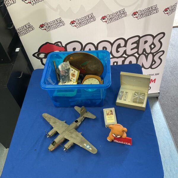 Mixed box incl. cote d’azur jewellery set, model plane, makita bear piggy bank