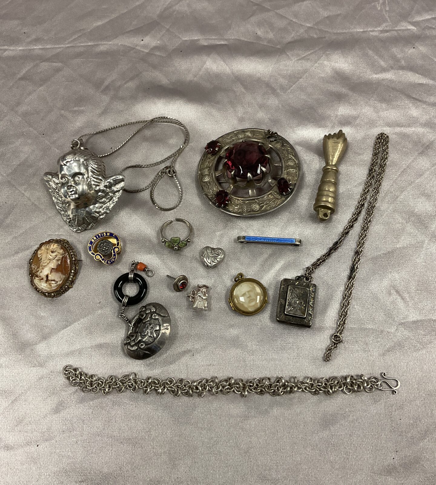Selection of jewellery including sterling silver cherub on chain & large pewter scottish brooch