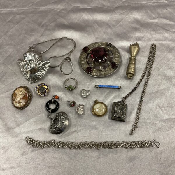 Selection of jewellery including sterling silver cherub on chain & large pewter scottish brooch