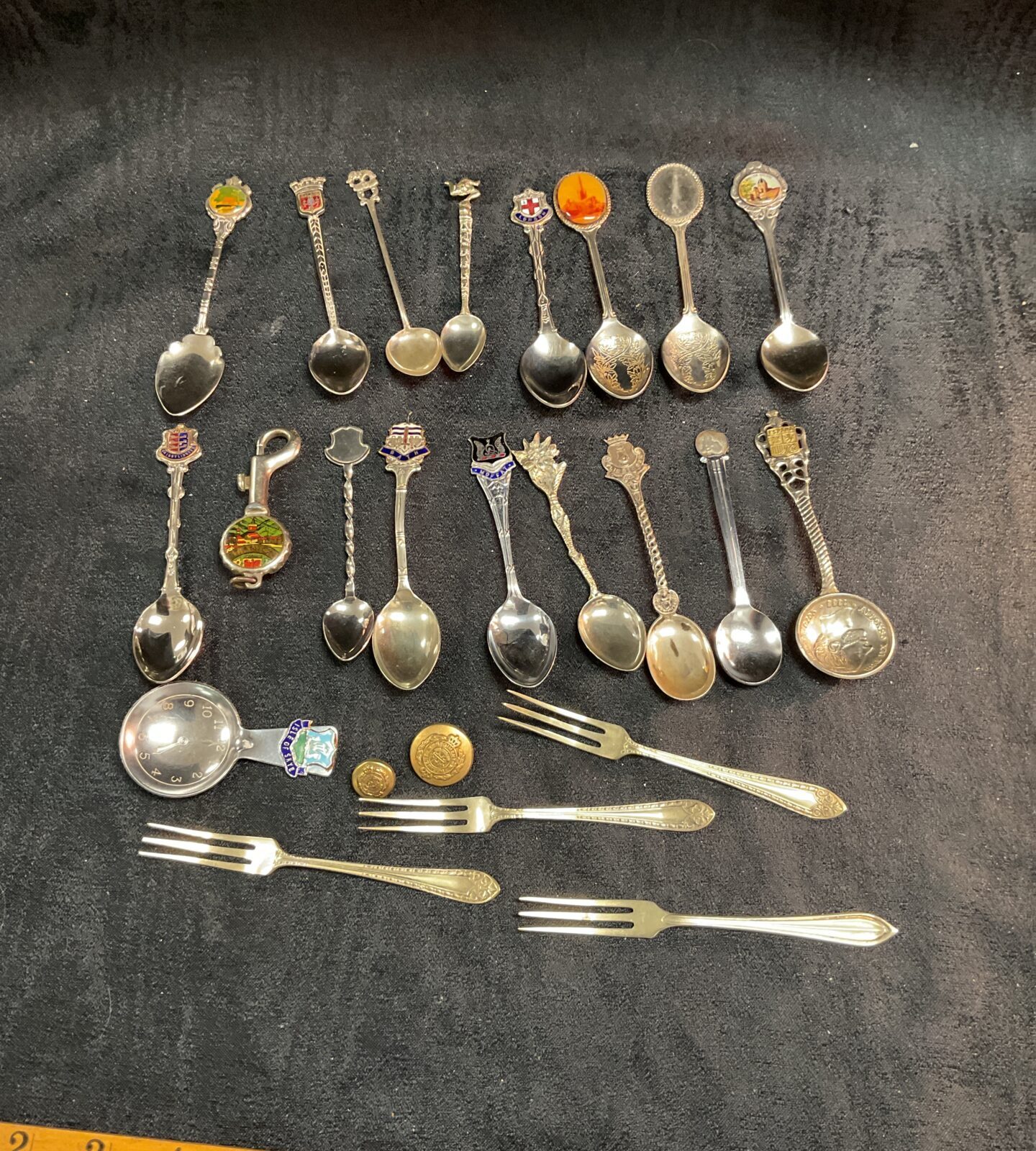Tray of assorted collectors spoons