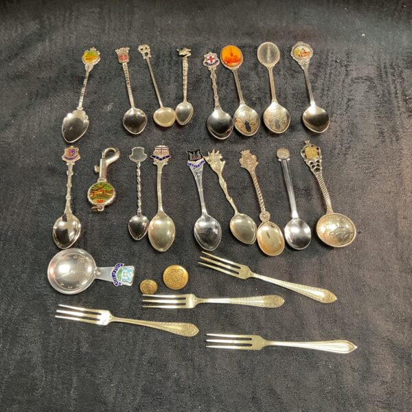 Tray of assorted collectors spoons