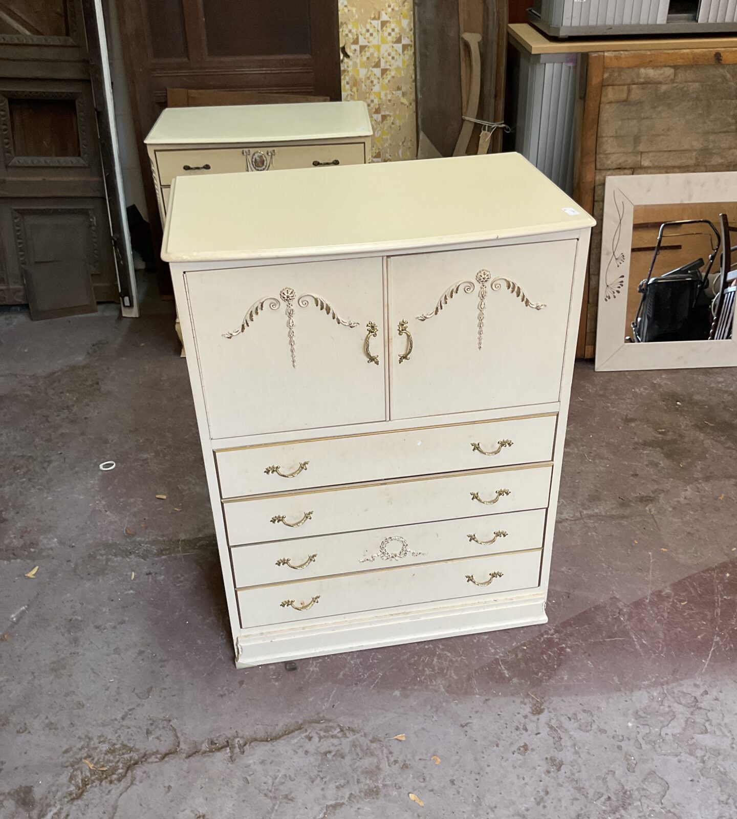 4 draw dresser with cupboards