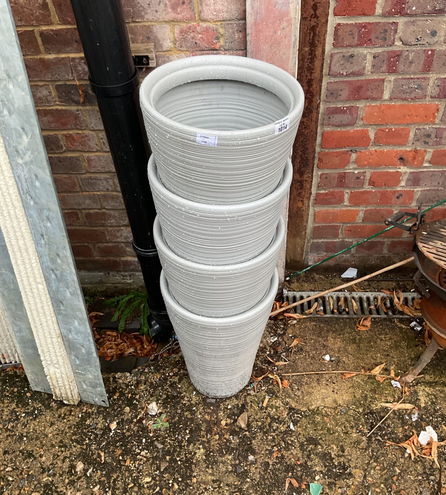 4 grey plastic pots