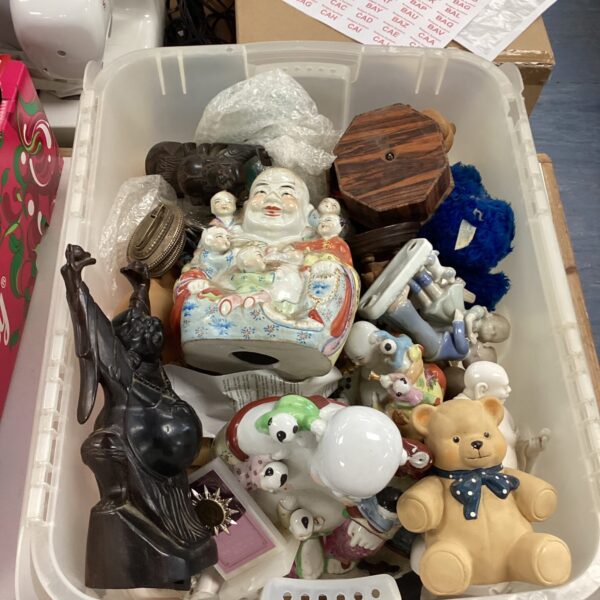 Mixed lot of Buddha figures and oriental ornaments.