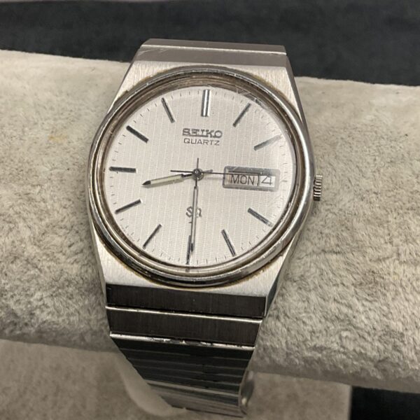 Vintage Seiko quartz wristwatch with silver dial and stainless steel bracelet.