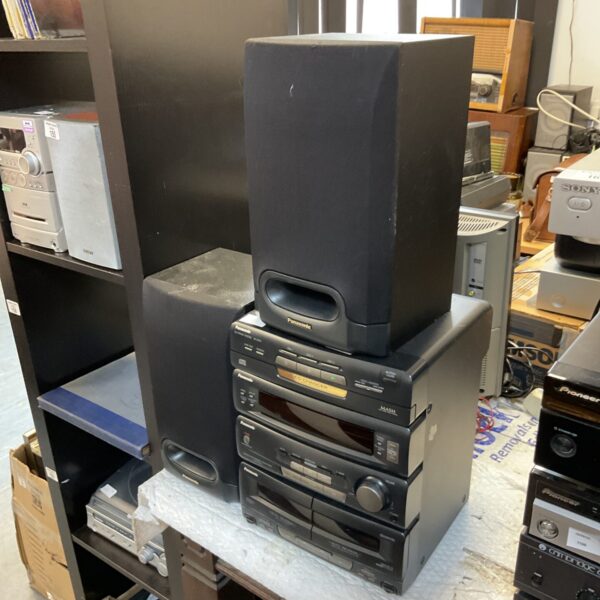Silver Panasonic SA-CH72 HiFi system with CD changer and speakers.