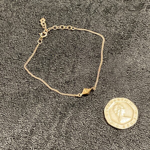 Delicate 925 silver bracelet with embossed regal pendant.