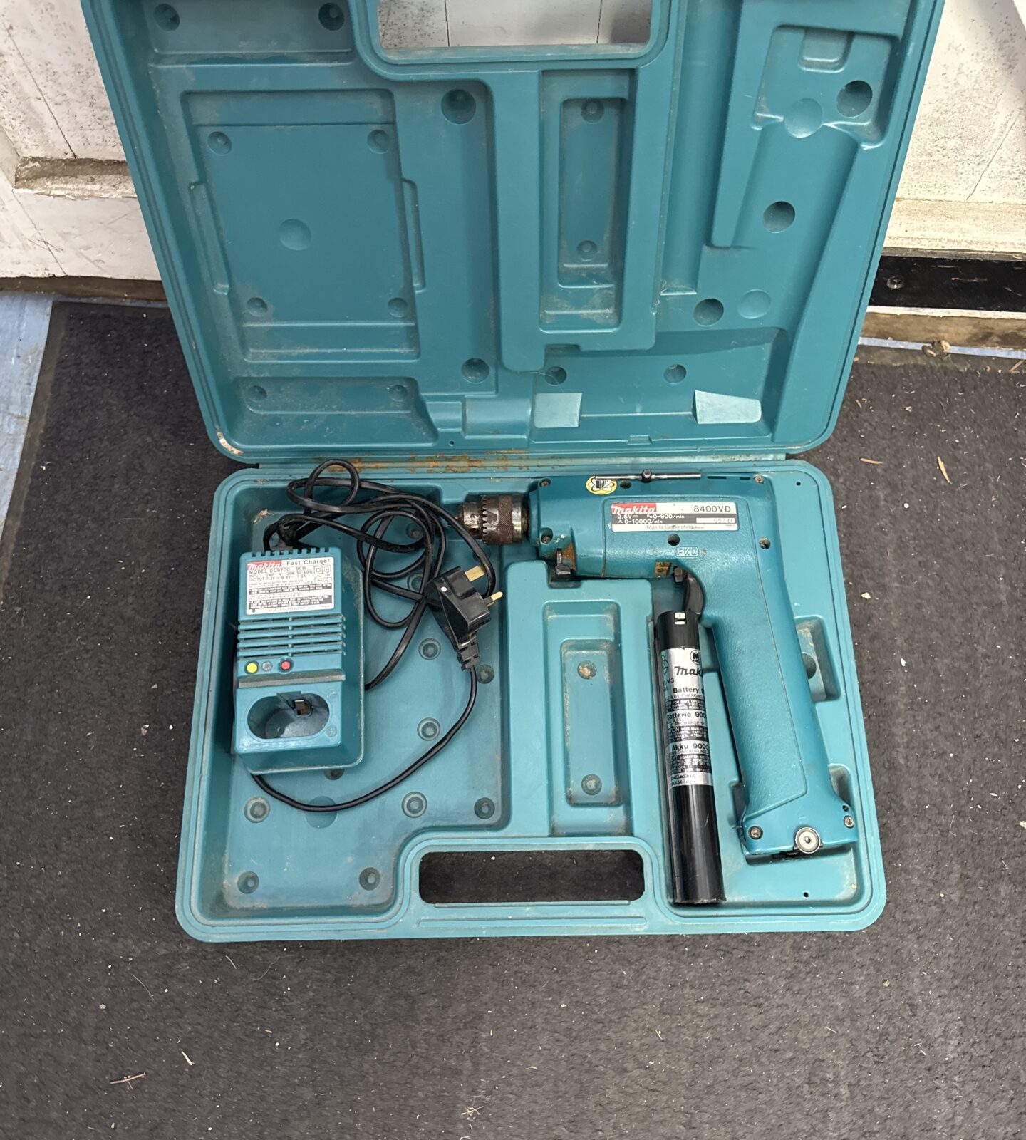 Makita 8400vd cordless drill with charger & battery - untested